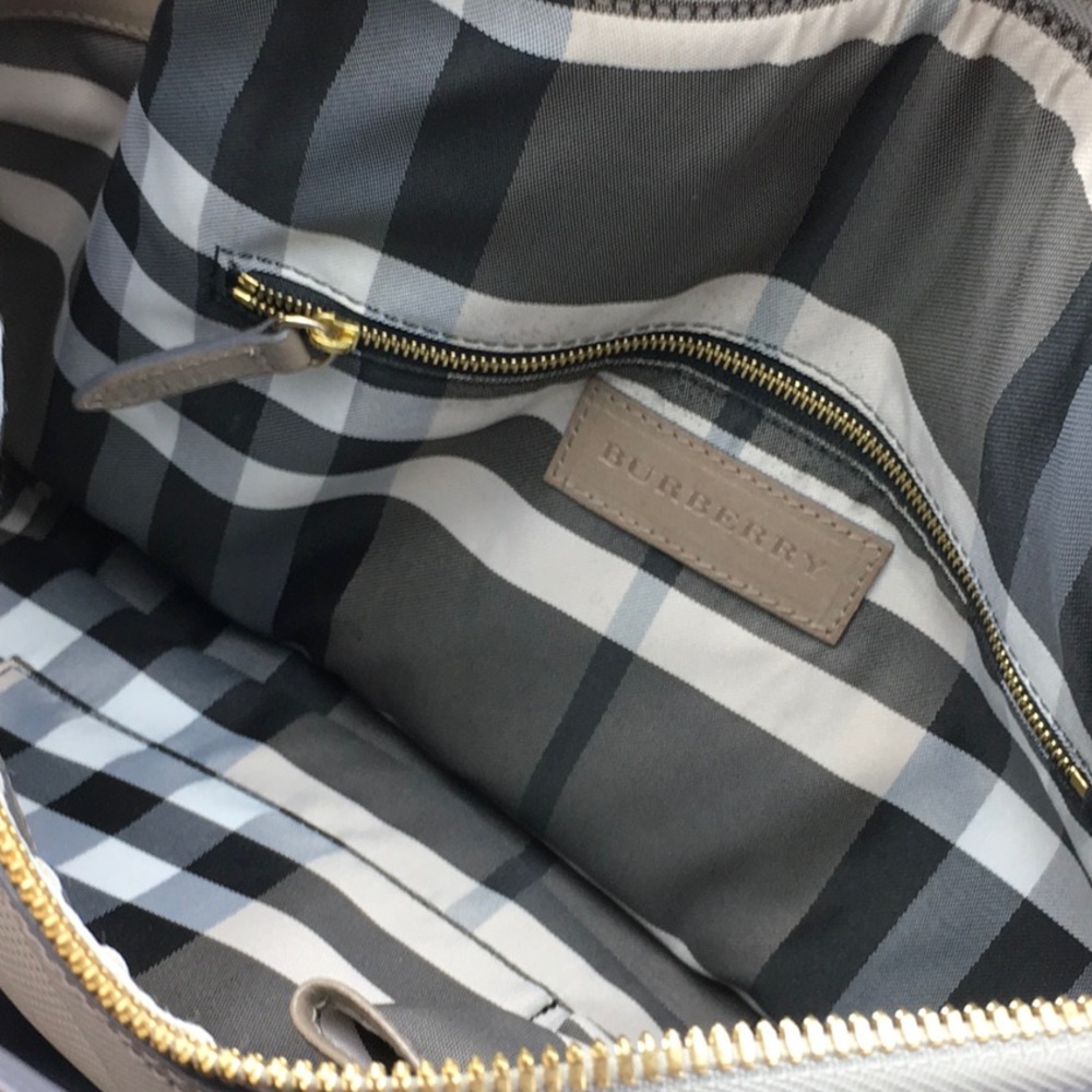 NWOT Gorgeous Burberry PurseTan Large for Travel - Picture 7 of 8